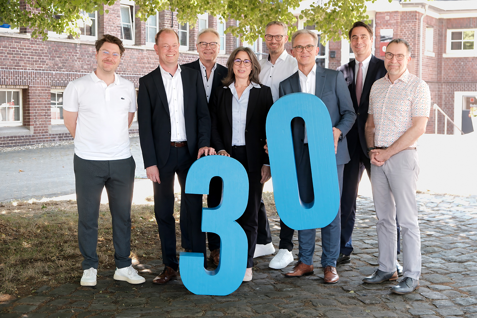 Nach der 30. Hauptversammlung der Triple Z AG (v. l.): Martin Schlegel, Kai Bonnen, Michael Neuhaus, Yvonne Golm, Frank Weßing, Stefan Kaul, Tobias Frick und Michael Manderscheid. Foto: Dahlhoff / Triple Z AG.