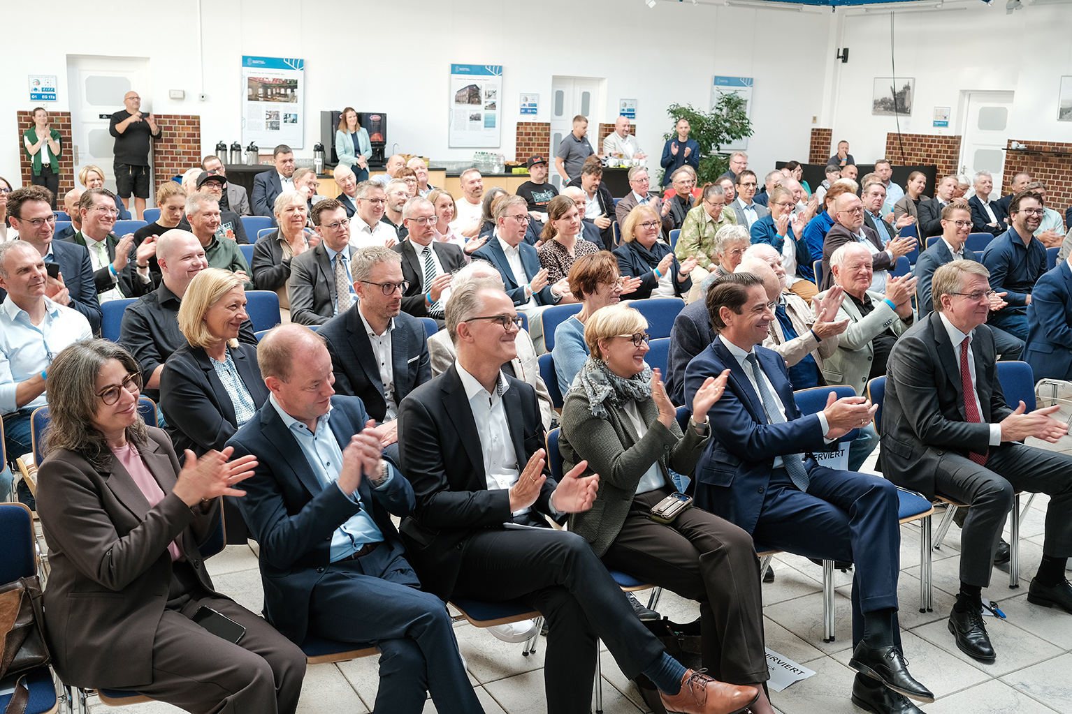 Gäste des Jubiläumsempfangs in der Lohnhalle